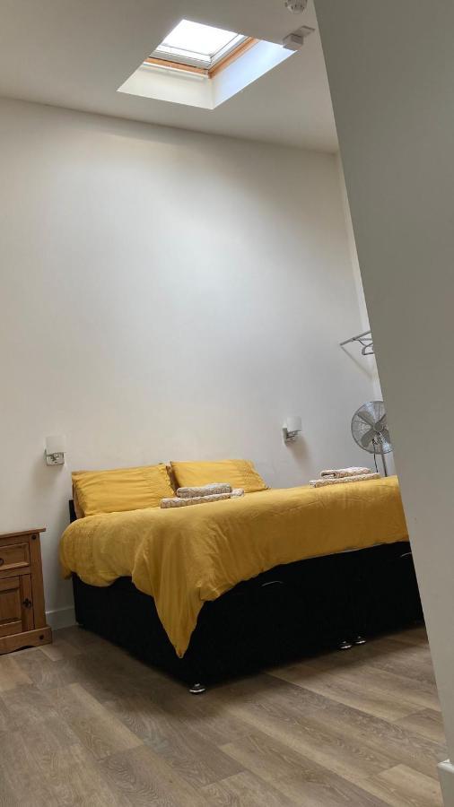 Deepcut Lodge Bed & Breakfast Self Service キャンバリー エクステリア 写真