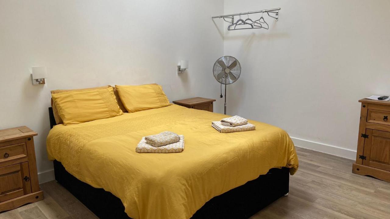 Deepcut Lodge Bed & Breakfast Self Service キャンバリー エクステリア 写真