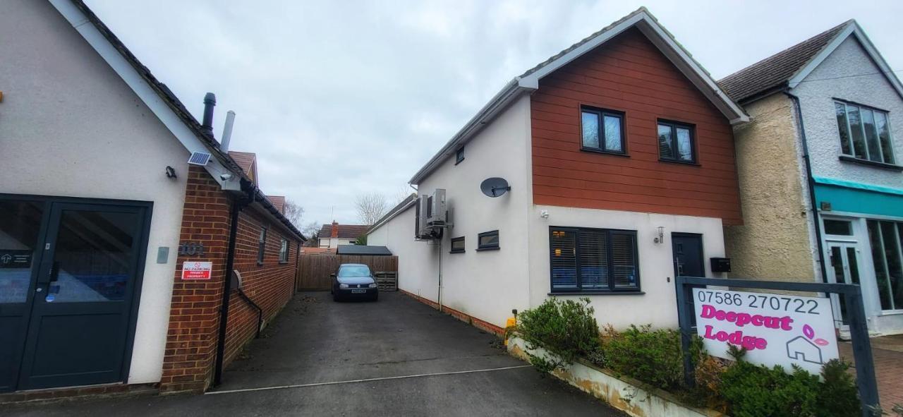 Deepcut Lodge Bed & Breakfast Self Service キャンバリー エクステリア 写真