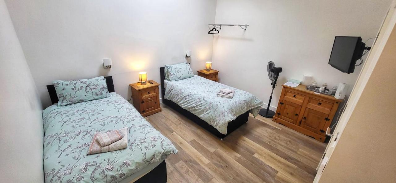Deepcut Lodge Bed & Breakfast Self Service キャンバリー エクステリア 写真