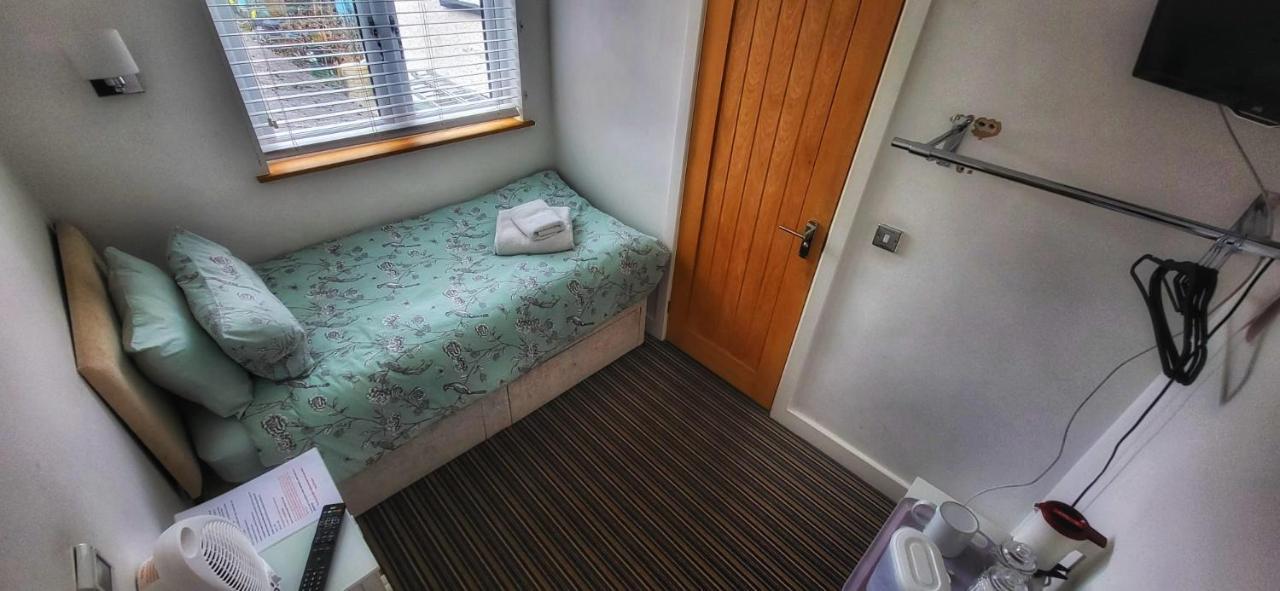 Deepcut Lodge Bed & Breakfast Self Service キャンバリー エクステリア 写真
