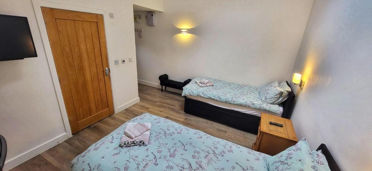 Deepcut Lodge Bed & Breakfast Self Service キャンバリー エクステリア 写真