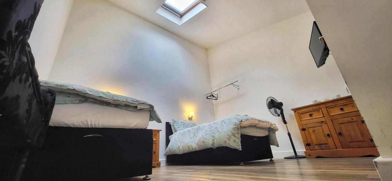 Deepcut Lodge Bed & Breakfast Self Service キャンバリー エクステリア 写真