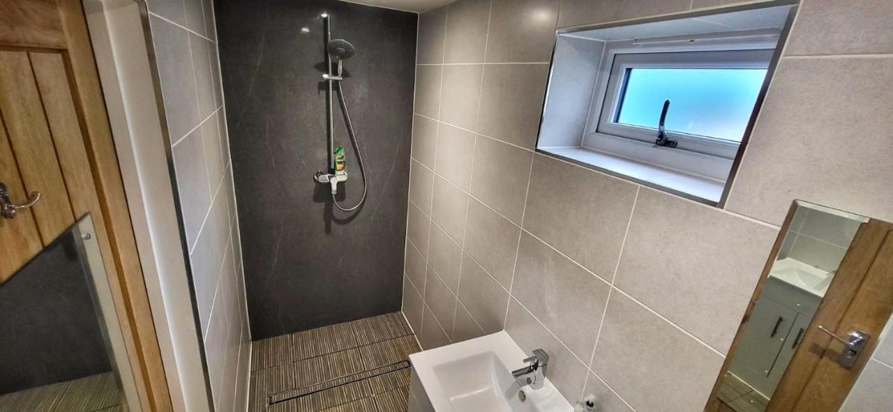 Deepcut Lodge Bed & Breakfast Self Service キャンバリー エクステリア 写真