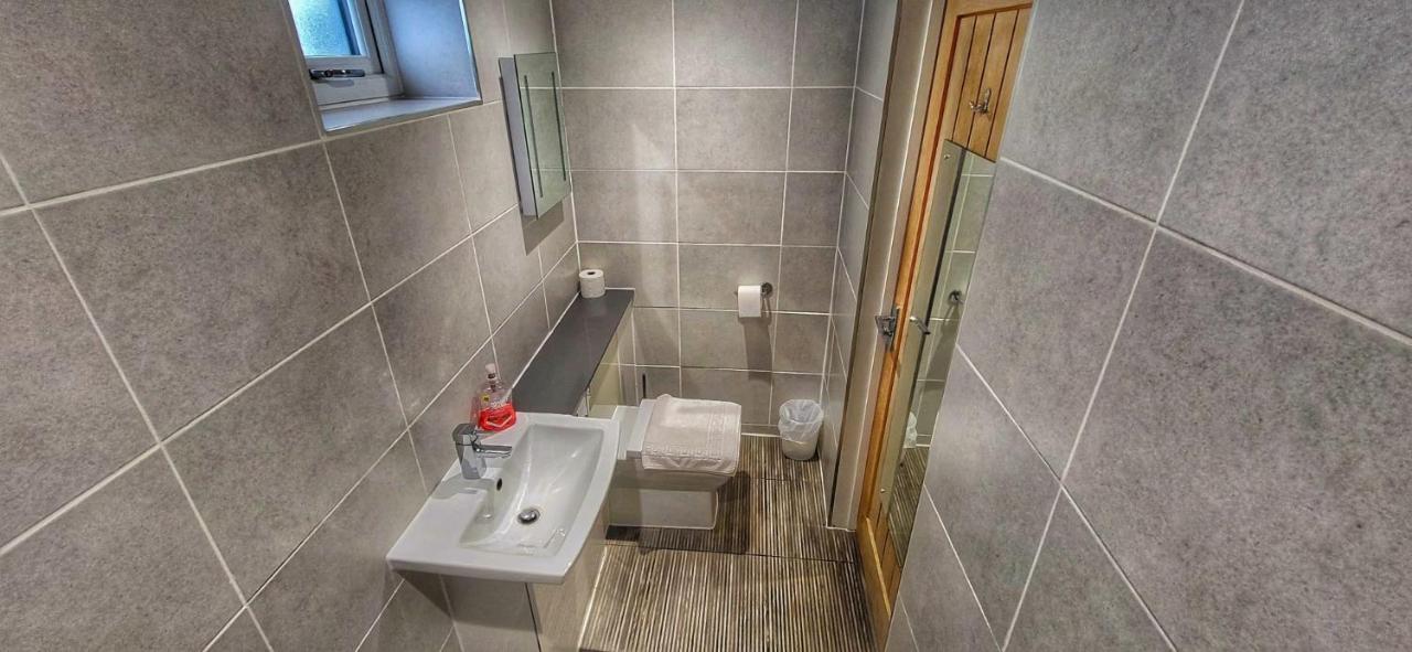 Deepcut Lodge Bed & Breakfast Self Service キャンバリー エクステリア 写真