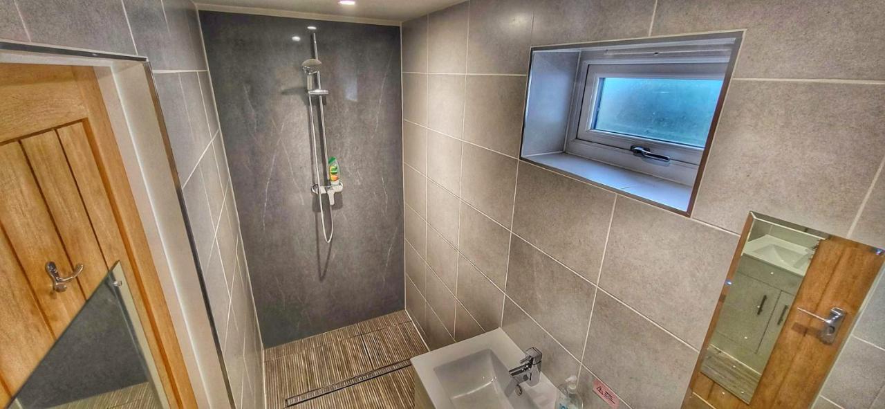 Deepcut Lodge Bed & Breakfast Self Service キャンバリー エクステリア 写真