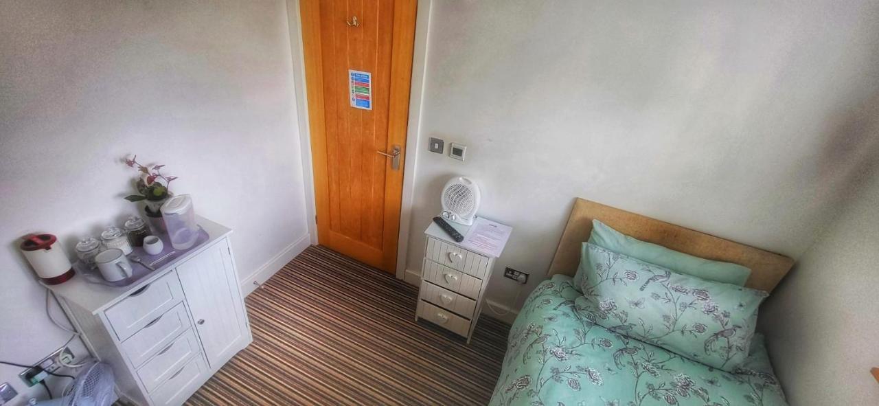 Deepcut Lodge Bed & Breakfast Self Service キャンバリー エクステリア 写真