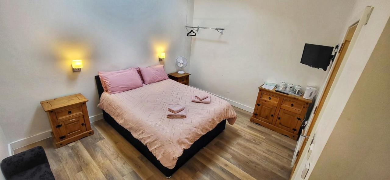 Deepcut Lodge Bed & Breakfast Self Service キャンバリー エクステリア 写真