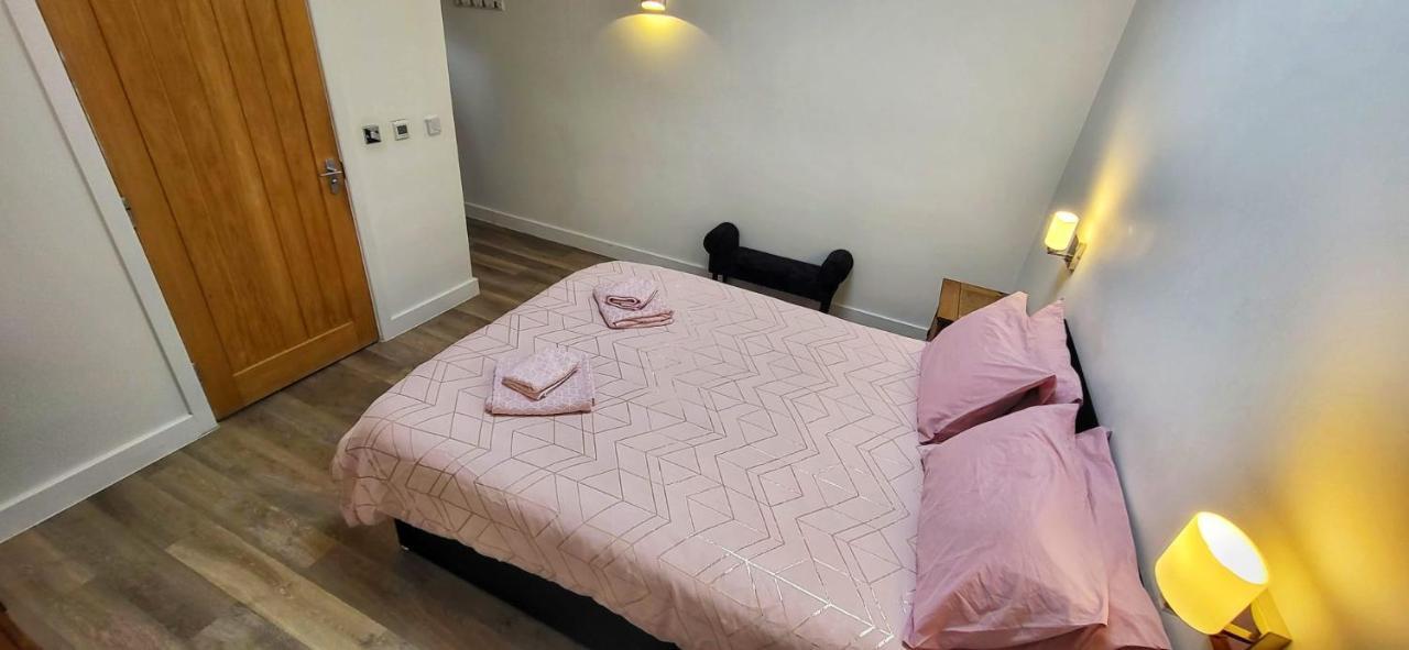Deepcut Lodge Bed & Breakfast Self Service キャンバリー エクステリア 写真