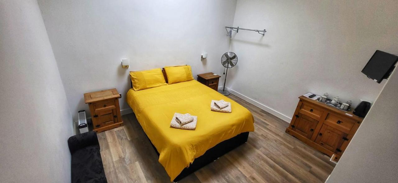 Deepcut Lodge Bed & Breakfast Self Service キャンバリー エクステリア 写真