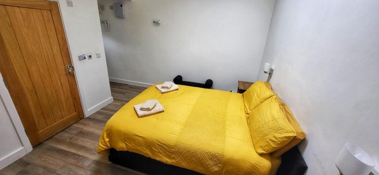Deepcut Lodge Bed & Breakfast Self Service キャンバリー エクステリア 写真