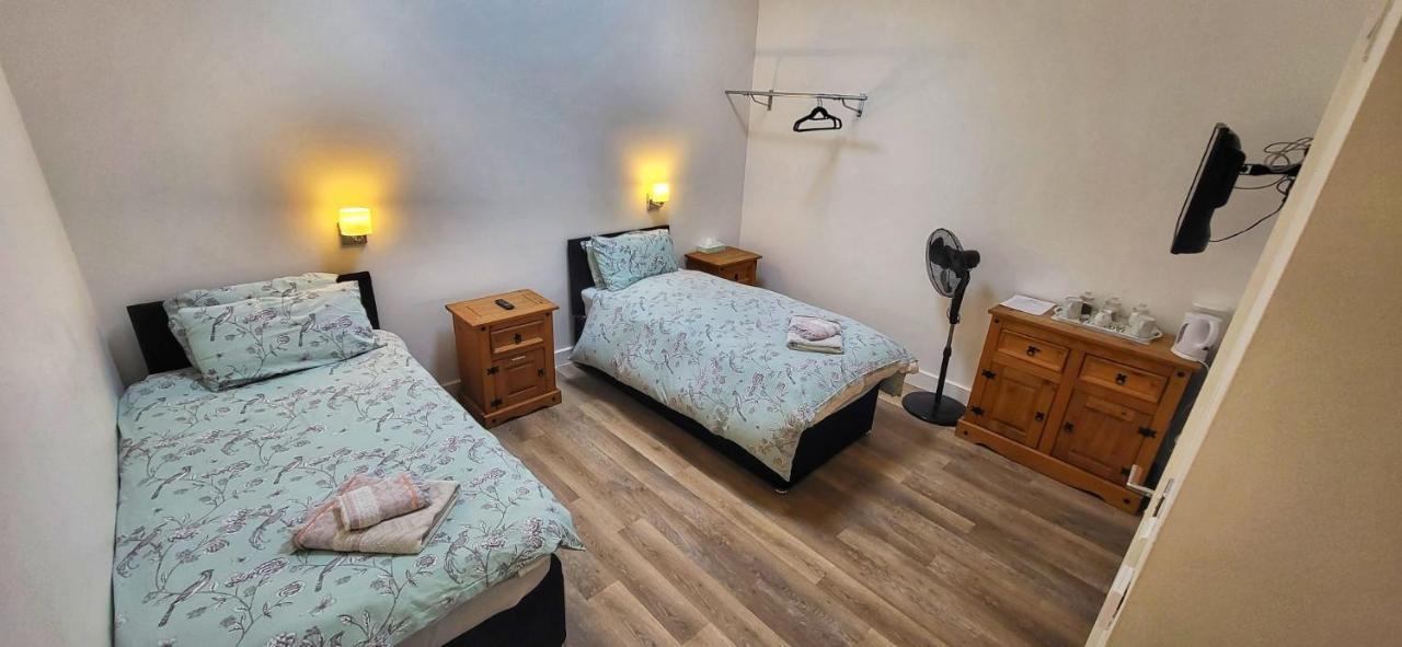 Deepcut Lodge Bed & Breakfast Self Service キャンバリー エクステリア 写真