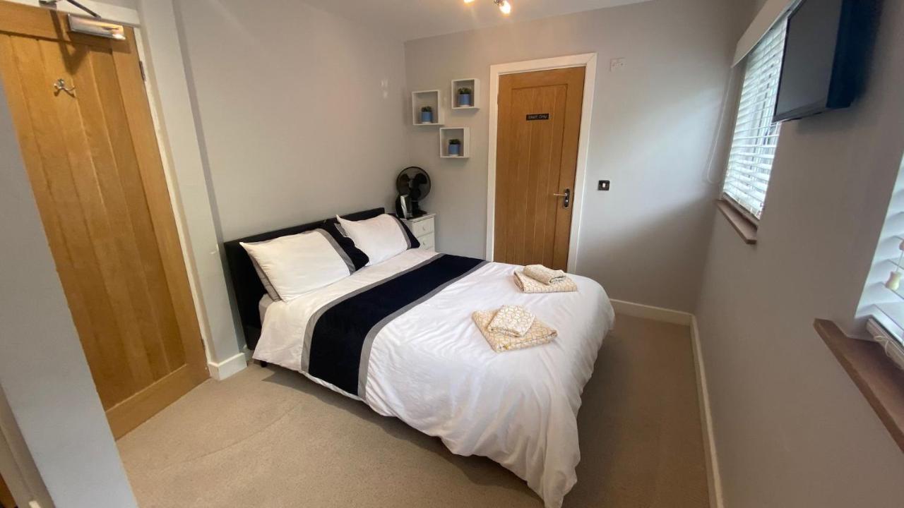 Deepcut Lodge Bed & Breakfast Self Service キャンバリー エクステリア 写真