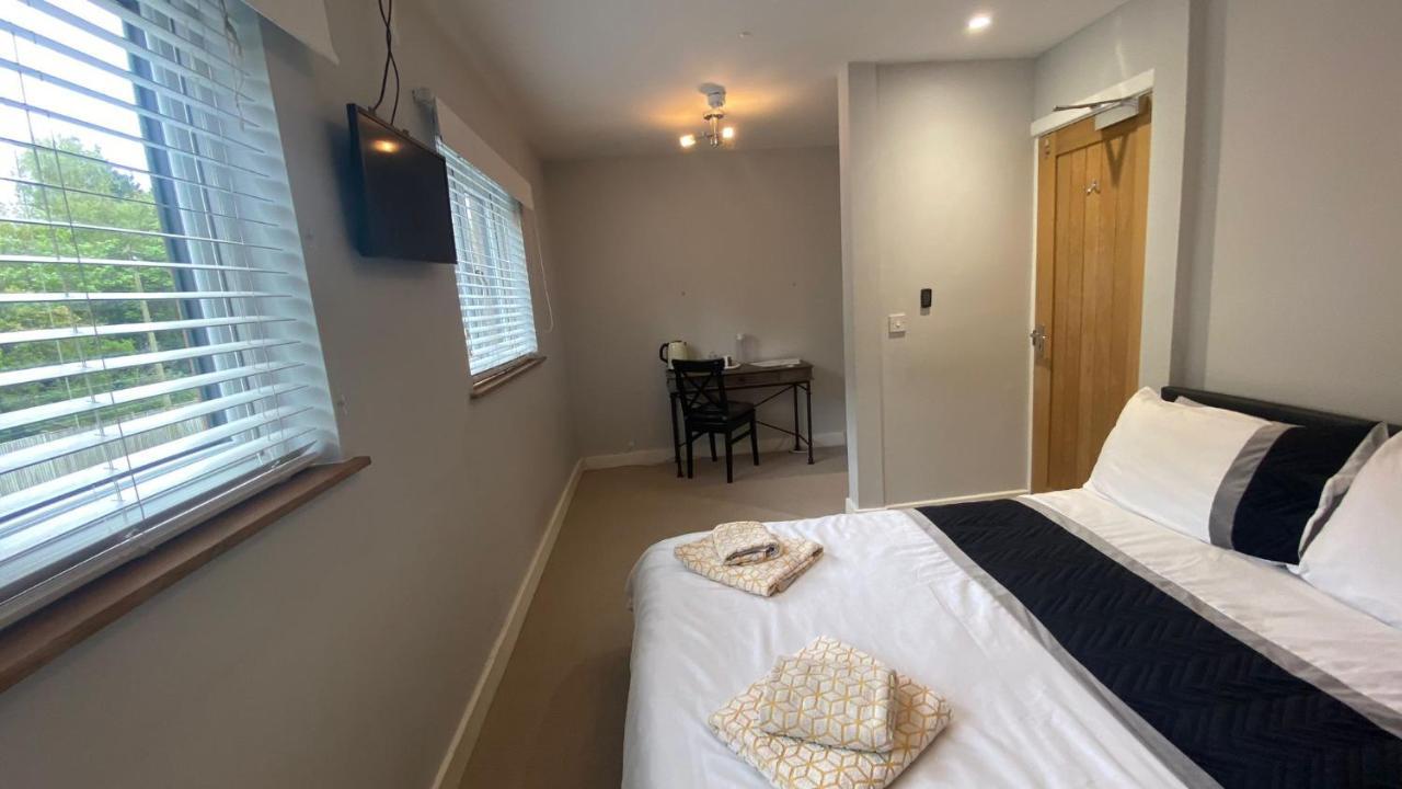 Deepcut Lodge Bed & Breakfast Self Service キャンバリー エクステリア 写真
