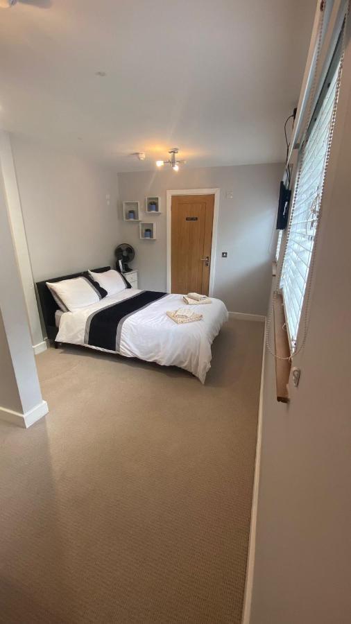 Deepcut Lodge Bed & Breakfast Self Service キャンバリー エクステリア 写真