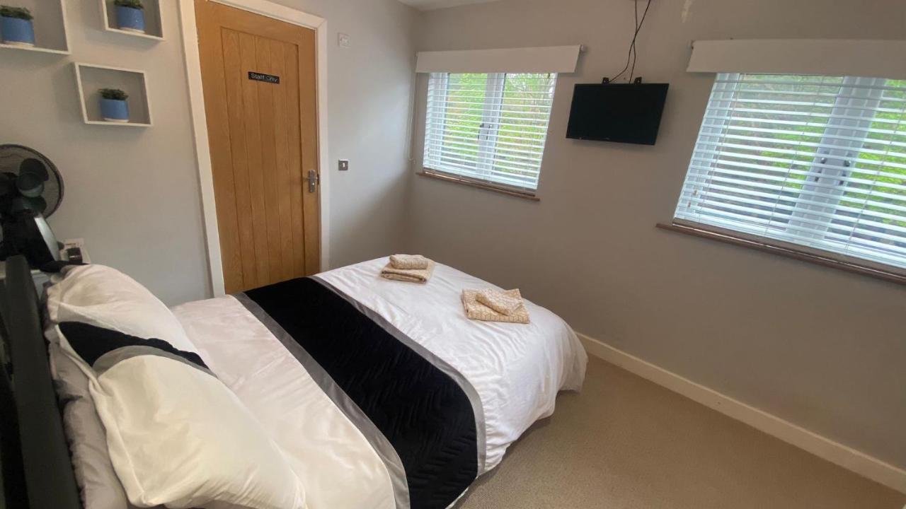 Deepcut Lodge Bed & Breakfast Self Service キャンバリー エクステリア 写真