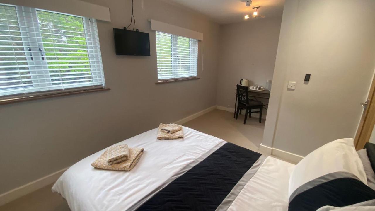 Deepcut Lodge Bed & Breakfast Self Service キャンバリー エクステリア 写真