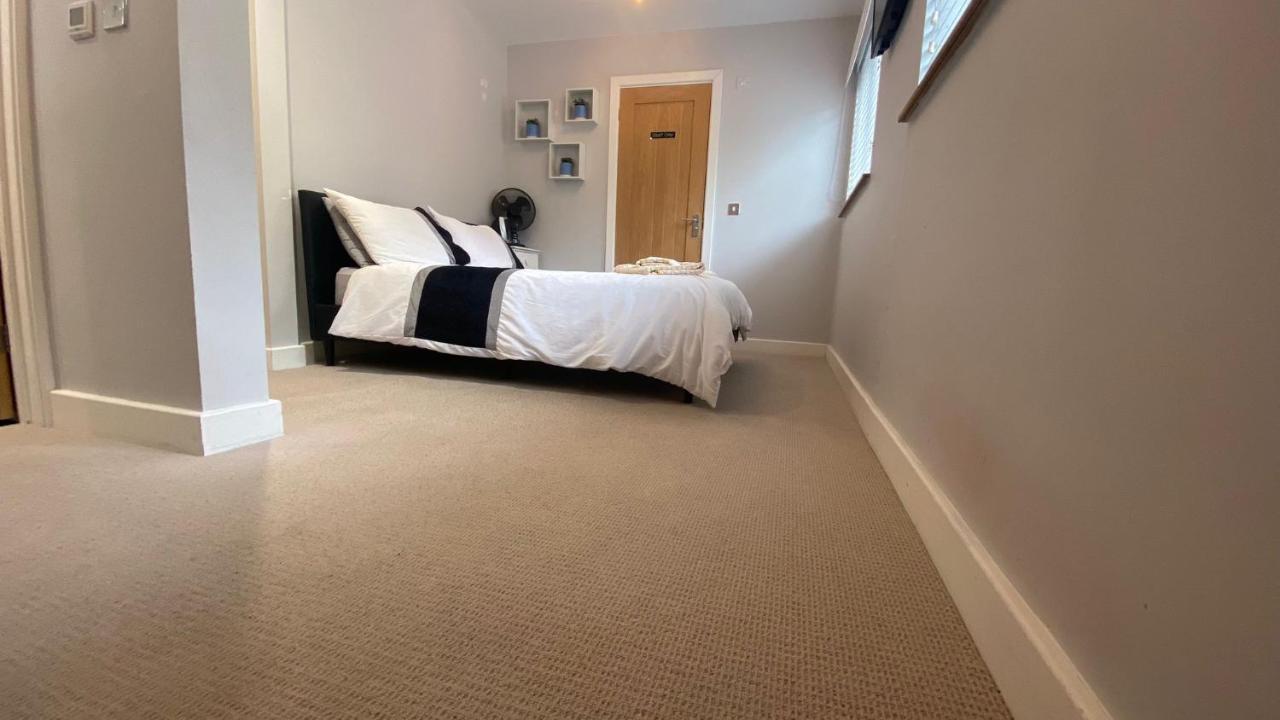 Deepcut Lodge Bed & Breakfast Self Service キャンバリー エクステリア 写真